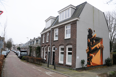 909532 Gezicht op de huizen Abstederdijk 157 (rechts) -hoger te Utrecht, met op de zijgevel van het huis nr. 157 de ...